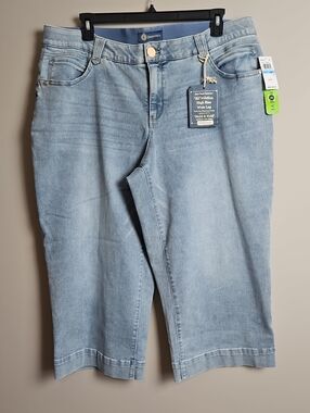 Democracy "Ab"solution High Rise Wide Leg Crop Denim: Light Wash Denim:Size- 20W